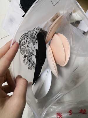 真的很适合小胸妹子！没有钢圈好舒服～然后我以为是没有海绵的，结果有海绵，我还以防万一怕哪天需要用到还备注了送海绵和内衣加长扣，然后卖家很贴心的送了同颜色的内衣加长扣一样一个，还送了四个海绵～哈哈哈哈哈哈哈