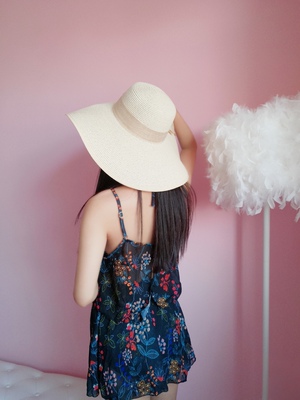 质量很好 摸着手感不错 料子贴身很舒服 上身里有胸垫很好 细节处理的不错的 显胸大哈哈  也有松紧不会勒 分体泳衣很方便  三件套 性价比也高 一百分～