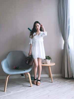 客服耐心的解释疑问后果断下单，发货及时物流也快，很快收到货，果真是雪纺仙款，上半身好多小花朵飘舞风中，手感很柔软 V领口底部重叠较多，领边也拉的比较紧，还送了同色的裹胸，完全没有走光的担心，赞一个；腰部皮筋收腰修身显瘦效果好； 裙摆挺长、而且前面都是双层，试穿了不透哦，想去海边了，其实平时逛街穿也很合适哦