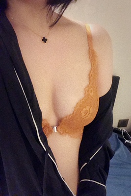 内衣真的超级超级喜欢，本人胸不大，从来没有穿过这么适合的内衣。很贴，不会空杯，摸起来质量也很好。已经习惯经常在好奇家买内衣了，比光杯的基础款多了一份小女人的自信，为自己买内衣不只是为了胸，简单而快乐。