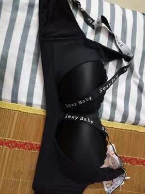 对比了很多家 最后选了这家 bra质量不错 手感滑滑的 穿上很合身 也很舒服&nbsp;内衣款式很好看，快递速度超级快，没想到这么便宜还能买到这么好的内衣，聚拢，面料很舒服，值得购买。而且卖家还送了加长扣。第一次在网上买文胸没想到这么棒，客服推荐的尺码刚好，配套的内裤大小也合适！而且是那种很舒服的料子，夏天穿刚好，真的是物超所值，很满意的一次购物。