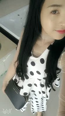 再来评价，真的很好看，提个小建议哦配花色的背心，吊带之类打底，最好是v领的，圆领的本身打底就是高领圆的，在配圆领的衣服，会显得脸胖脖子短，视觉效果不好，也不要配纯色衣服的那样太死板。