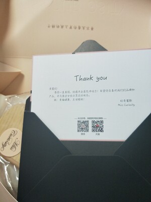 快递盒都被挤压的不成样子,尺寸是对的 适合贫乳的 还送了一双袜子 快递盒都被挤压的不成样子,尺寸是对的 适合贫乳的 还送了一双袜子