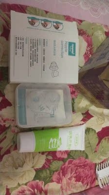 包装很好哦,还送了60克一支的芦荟胶,真的太好了,还没开始用,期待效果 包装很好哦,还送了60克一支的芦荟胶,真的太好了,还没开始用,期待效果