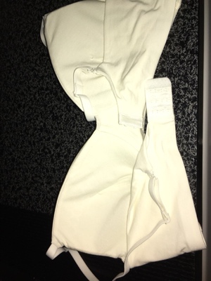 还可以做得更好的👌 但是无钢圈内衣就没有塑形效果 若是胸型不是很好的姐妹 尤其是大胸 穿这件就&hellip;&hellip;这件有海绵 稍好一点。 内外的包装什么的都很好。希望面料可以更好更舒适，其实拿起内衣并没有很惊艳 实话。进一步超越同价位内衣！这品牌理念加上代言人，已经不错了，产品再做好一点就好了！（不知道这样的建议写在淘宝网店的评论区里会不会真的起作用）  还有 给想买的姐妹看看在手机闪光灯下的内衣颜色面料参考下