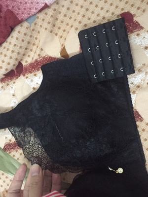 内衣质量非常好，做工也很精细。聚拢效果也很好，剪裁真是好，就像没穿一样一天下来一点也不勒肉，舒适有型，非常满意的物美价廉穿上特别舒服，很聚拢喜欢的亲们建议购买，客服服务不错，尺码合适，无色差，很聚拢，灰色的也挺好看颜色清爽，做工精细，客服态度很好，物流也快