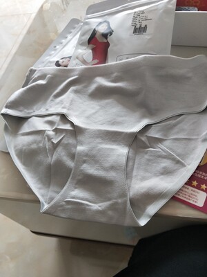 质地看上去就不错，包装也不错，颜色款式也喜欢！！这个内裤丝滑款的哈，颜色鲜亮，穿到身上严丝和缝非常的舒服，一个个分开包装的很棒，质量还是很过关的，摸着就很舒服，弹性也挺好的，松紧带薄薄的的。