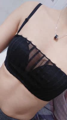 这种文胸穿着很方便，低领的也不怕走光，很性感，质量很好可以和商场上百的对比了，尺码也挺标准的，还送了个发套，真的很开心的一次购物