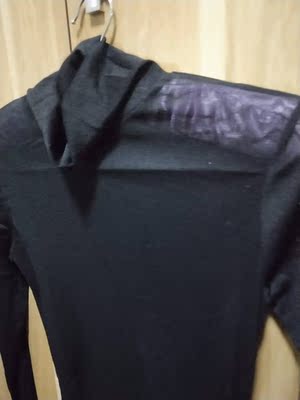 面料属于比较光滑的，有一点点透肉，和模特一样，里面搭配一个黑色内衣，就会有点小性感