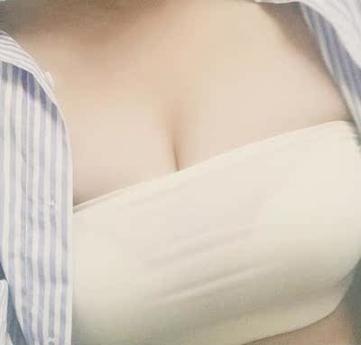 内衣承托效果相当不错，托得起胸部，聚拢效果挺不错的，面料质感细腻，触感蛮舒适的，穿戴久了也不会勒着难受，炒鸡喜欢这款的，我这种看颜值的外观党不多想先赞下店家，抹胸面料挺柔软，无钢圈的奏是舒服，奏是自然，内衣下围松紧度合适不会勒，后背带还能防滑，没穿过侧扣的这种，穿着还是蛮舒适的，没什么束缚感，抹胸的聚拢效果还行，搭配的挂脖带甚是讨喜啊，可以搭配好多的衣服，客服小姐姐服务热情也到位，不懂的都有详细说明，以后常来光顾是肯定的了。