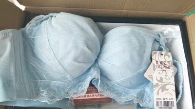 已经不是第一次购买店铺的内衣了，内衣的面料很舒服，因为信赖，所以选择，很感谢客服姐姐的建议，这种蓝色我很喜欢，是我想要的那种天蓝色，很漂亮。