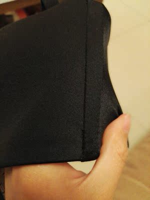 多处线头 砸线不齐 咧口严重 明显异味 上下衣一样严重内裤和商场同款根本不一样大 大处两个边大小 面料弹性都不同