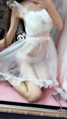 前阵子家里太忙没时间来返图 今天终于来返图啦！裙子很蓬松哦 白纱很软很透 ！ 发箍也很好看 大爱大爱。撩汉家的每一次购物都炒鸡开心！