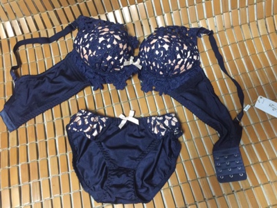 之前买了一套深蓝色的觉得效果还不错就回购了酒红色。没想到酒红色差巨大!深蓝没有色差很漂亮!但是质量方面都还行!码数很偏大!这个70A的围子跟80A是差不多的。后面买的亲们切记一定要买小一号!好看跟图片上的一致,没有色差做工细致,戴上有聚拢效果,一套的价格还这么实惠,喜欢内衣的质量非常好,与卖家描述的完全一致,快递真的是很快哦。以后会经常光顾哦。非常满意,真的很喜欢,完全超出期望值,发货速度非常快,包装非常仔细、严实,物流公司服务态度很好,运送速度很快,很满意的一次购物。下次来还请优惠一些哦~ 之前买了一套深蓝色的觉得效果还不错就回购了酒红色。没想到酒红色差巨大!深蓝没有色差很漂亮!但是质量方面都还行!码数很偏大!这个70A的围子跟80A是差不多的。后面买的亲们切记一定要买小一号!好看跟图片上的一致,没有色差做工细致,戴上有聚拢效果,一套的价格还这么实惠,喜欢内衣的质量非常好,与卖家描述的完全一致,快递真的是很快哦。以后会经常光顾哦。非常满意,真的很喜欢,完全超出期望值,发货速度非常快,包装非常仔细、严实,物流公司服务态度很好,运送速度很快,很满意的一次购物。下次来还请优惠一些哦~