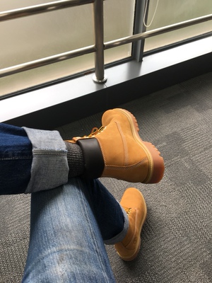 心水了十多年了,总算买了,哈哈哈😄 款式、用料、做工没得说!还送了个鞋包,尽管没什么用,但也体现了商家满满的诚意。 很多人说磨脚,估计是鞋舌和鞋帮连接处的褶皱造成的,鞋带绑紧点感觉还行。待观察。 用标签皮子测了下防水性,像这样盛着水过了五分钟,完全没吸收,感觉鞋子淋个雨涉个水啥的问题不大吧。 上脚感觉也不错,有点沉但很有质感。增高效果很好,顿感自己180+了😂 心水了十多年了,总算买了,哈哈哈😄 款式、用料、做工没得说!还送了个鞋包,尽管没什么用,但也体现了商家满满的诚意。 很多人说磨脚,估计是鞋舌和鞋帮连接处的褶皱造成的,鞋带绑紧点感觉还行。待观察。 用标签皮子测了下防水性,像这样盛着水过了五分钟,完全没吸收,感觉鞋子淋个雨涉个水啥的问题不大吧。 上脚感觉也不错,有点沉但很有质感。增高效果很好,顿感自己180+了😂