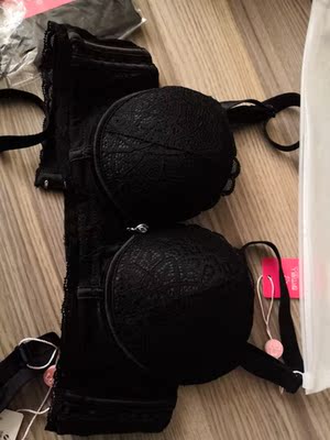 快递很快，今天就收到货了，包装很好，打开看更开心了，哈哈，有两套，蕾丝的很性感漂亮，质量也很好，大小也合适，一直穿都市丽人的，会持续下去喔