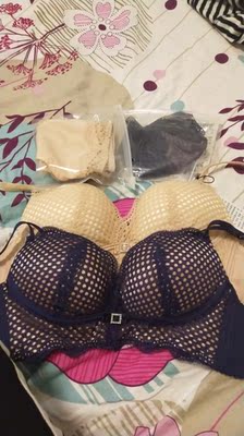 宝贝不错，适合胸小的妹妹，客服态度好，物流快，虽然发错了颜色，不过问题不大主要态度好！