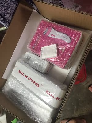 送了凝胶和修复液，剃毛刀，激光出口好小，有五档，毛发很粗的地方开二档都疼，激光比其他脱毛效果好，好评