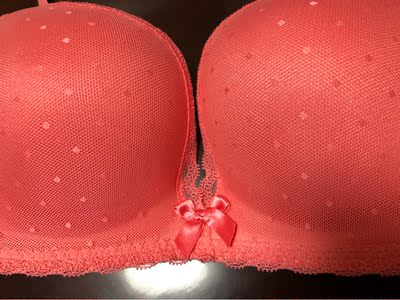 商家的服务非常赞!拍的码大了,与客服沟通后非常顺利地换到了自己想要的号码。已经是安莉芳二十几年的老客户,从实体店转战网店,质量一贯的好。安莉芳的杯罩、面料、外观设计是令人信任的地方。此款杯罩与传统款相比略微“高耸”,但不影响穿着。五分好评 商家的服务非常赞!拍的码大了,与客服沟通后非常顺利地换到了自己想要的号码。已经是安莉芳二十几年的老客户,从实体店转战网店,质量一贯的好。安莉芳的杯罩、面料、外观设计是令人信任的地方。此款杯罩与传统款相比略微“高耸”,但不影响穿着。五分好评