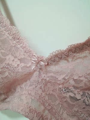 这套文胸到手好漂亮～是比较性感的超薄款，外层蕾丝，里层是很柔软贴身的网纱，买了两个颜色，有大胸显小的效果。上身感觉很舒服，跟没穿一样，但是又能起到承托作用，超棒的！谢谢送的胸贴啦～很贴心～