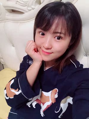 看中新款的原因还是因为领口，只是裤子的感觉像病号服让人有些接受不了，质量不错一如既往地好