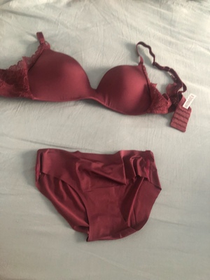 颜色太漂亮了,实物和图片一样,性价比挺高的,质量赶紧不错,罩杯也很聚拢,不空杯,罩杯大小很合适,很适合胸小mm,料子也不错,这款宝贝真的很舒服,这是我穿的最舒服的一款,侧翼透气很不错,对于我这种胸小的来讲非常适合无钢圈的,穿着软软的,就跟真的一样,料子摸起来也很舒服,肩带很好一点也不勒,总的来讲,很划算,还是自己喜欢的颜色,非常好。 颜色太漂亮了,实物和图片一样,性价比挺高的,质量赶紧不错,罩杯也很聚拢,不空杯,罩杯大小很合适,很适合胸小mm,料子也不错,这款宝贝真的很舒服,这是我穿的最舒服的一款,侧翼透气很不错,对于我这种胸小的来讲非常适合无钢圈的,穿着软软的,就跟真的一样,料子摸起来也很舒服,肩带很好一点也不勒,总的来讲,很划算,还是自己喜欢的颜色,非常好。