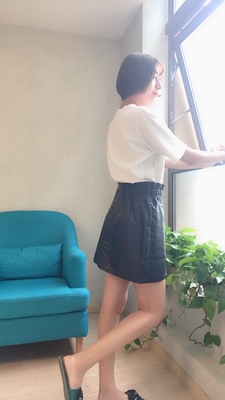 裙子气质很软，穿起来很舒服。上身超显瘦，非常喜欢！