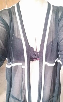 内衣质量特别好，款式也好看，穿上很漂亮又性感，内有加厚垫子，托胸不下垂，看起来很丰满，透气性很好，穿上不热