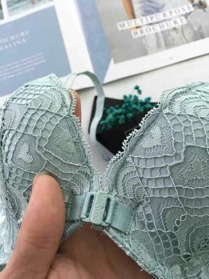 犹豫了好久呀，客服了解后两款各发了一件，不错不错，质量很好，聚拢也很好。没有束缚没有压力，也不会压胸，真的很百搭，穿几天后再来追评