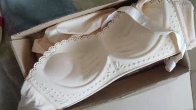 特别的舒服，一点也不勒。本来怕紧的，可穿上一点也不紧，我只是报着试试看的想法买的，没想到这么舒服，穿了好像没穿一样。面料柔软丝滑，手感超好。穿着很舒服，真的很舒很贴身，比起以前买的其他内衣，你家内衣我觉得超值，布料做工细节各方面都秒杀了我以前的内衣，比某些大牌内衣好穿多了。。洗过之后没变形也没褪色。我准备再买两个，我也把链接发给了其他的好友，让她们也来买。面料滑而柔软，弹性好，贴身穿舒服。和图片一样的，没有色差，穿着透气没有束缚感。