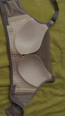 第二次购买了，之前买了一款黑色的，感觉挺好的，又拍了一件灰色的，穿低领的衣服省得穿裹胸了，夏天穿不热，而且挺聚拢的，厚度0.5厘米，不厚，透气性不错，拍个照片给大家参考下。很满意。