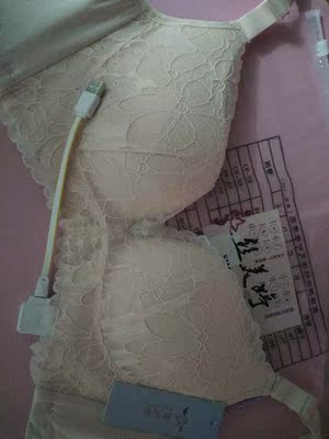 内衣质量很好，蕾丝很漂亮，很喜欢，试穿了一下聚拢效果不错，按摩也很舒服，店家精心包装，还送了同款内裤，赞一个👍