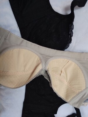 很合身了,做工也很精致,蕾丝摸起来手感也超好,穿在身上特别舒服,内衣的款式也很好看和卖家介绍的一样,颜色没有色差,罩杯的尺寸很准确,主要是聚拢效果好的没话说,不空杯,不易上滑,还可以收副乳,把整个胸都包在里面,显得非常挺。聚拢效果不错,是我想要的效果,穿在身上也超级舒服,薄薄的很好有弹性,而且非常透气,穿上无舒适度不错哦, 很合身了,做工也很精致,蕾丝摸起来手感也超好,穿在身上特别舒服,内衣的款式也很好看和卖家介绍的一样,颜色没有色差,罩杯的尺寸很准确,主要是聚拢效果好的没话说,不空杯,不易上滑,还可以收副乳,把整个胸都包在里面,显得非常挺。聚拢效果不错,是我想要的效果,穿在身上也超级舒服,薄薄的很好有弹性,而且非常透气,穿上无舒适度不错哦,