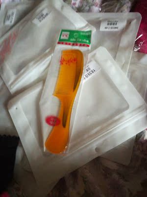 物流有些慢，东西感觉还不错，卖家还送了礼物，很贴心。