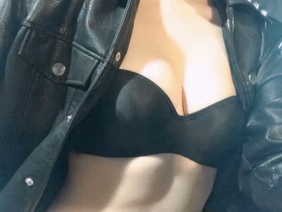 这个是买过最满意的无带内衣了，本来有点扩，这款很好可以收住，很托胸。自己拍的码稍微有点紧，还好送了加长扣，加上好很多。总之效果满意，穿着很性感！