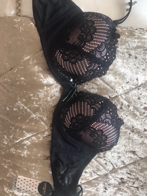 东西很好很喜欢，穿上去很舒服，显的胸很大，还会光临的！