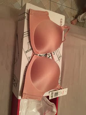 宝贝用一个独立的盒子包装，这样就避免了在运输过程中压变形，手感很光滑，码数也很正，穿上不像其他内衣有一种束缚感，这个内衣穿起很舒服很轻松！