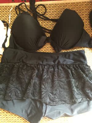 今天收到泳衣啦，面料是好的泳衣面料，外套裙子材质也好。值得这个价格，我试穿了下。客服推荐的码刚刚好。微露的，有点小性感又不失保守，很喜欢这件，我皮肤白，穿黑色的很好看，还显瘦，喜欢