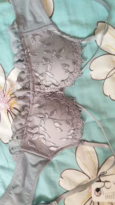 之前买的这个买小了 换号的话又要等太久了 于是在客服小姐姐的劝说下换了个款  内衣真的好漂亮啊 无钢圈的 穿着不会有束缚感 因为光线的原因看起来颜色都不一样 但是和图片一样没有色差的 已经收藏店铺了 以后就在这家买了