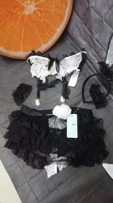 收到快遞馬上開來看，蕾絲還不錯哦，不是會刺皮膚的那種。很滿意～