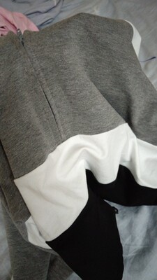 面料很舒服，版型也很港风，夏末秋至之际穿很合适。刚收到有点害怕掉色染掉灰色和白色那层，就先用盐水浸了一下固色，发现...还可以，掉色程度很小（基本没怎么掉色）。日后追加有没有起球吧(๑&bull;ั็&omega;&bull;็ั๑)（