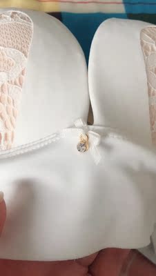 文胸真的超级漂亮，很性感的款式，聚拢效果不错，白色很好，搭配内裤一套，戴着很舒服，很喜欢这个肩带，不勒很满意