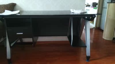 组装了两个多小时,还不错,就是桌面有一点点瑕疵,送到起子没拧几下就报废了。 组装了两个多小时,还不错,就是桌面有一点点瑕疵,送到起子没拧几下就报废了。