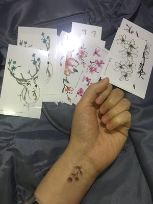 快递很快，都很好看，贴了一张试了一下，没那么容易掉