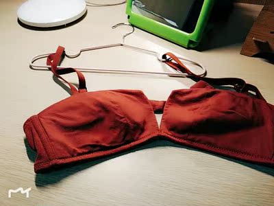 颜色砖红色很美腻,小胸不空杯,肩带一体式。刚刚从晾衣架上拿下来,很棒哟 颜色砖红色很美腻,小胸不空杯,肩带一体式。刚刚从晾衣架上拿下来,很棒哟