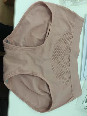 质量很好，穿上在肚脐下面一点，正好，身高160，体重114，穿XL正好，这个价位在外面只够买一条吧，这里可以买四条，太好了