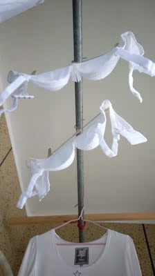 洗完没有任何颜色掉，水是清的，摸起来也舒服，大小也刚好，服务态度也好