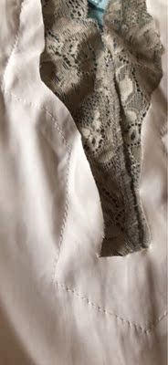 睡衣做工一般，料子不错，挺软的，同等布料相比，价格偏贵，实话实说，里边都不锁边，自己拿打火机烧的边，来时都脱线了，做工实在不敢恭维