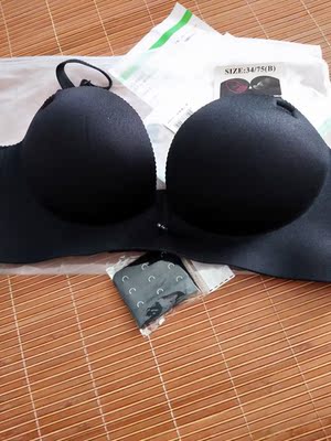 宝贝收到了，质量很好，真的很适合胸小的女士穿，特别聚胸的那一种，一直在实体店买，但是都没买到满意的，没想到在网上还能买到这么喜欢的内衣。