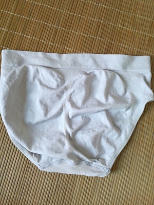 蜂巢内裤蛮好的，暖宫护肚，喜欢！下水洗了也不掉色，很满意哦！特别贴身，颜色还很好看呢，着很舒服，尺码什么的都很合适，这个价格是很不错哟，毕竟现在物价这么高，在外面随便买条内裤都要好几十，网上买真的是比较实惠的！